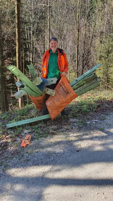 Fleißiges Müllsammeln im Grünen. | Foto: Grüne Warth