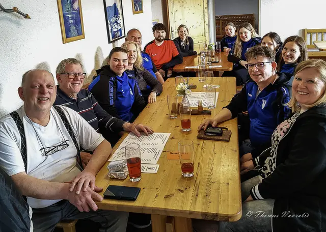 Unsere Mannschaft gemeinsam mit dem Betreuerteam beim Besuch im Heurigen Rauscher (NauMoizeit) in Traismauer. | Foto: Thomas Navratil