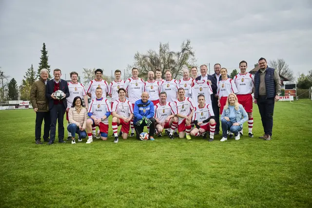 4:4 beim Fußball-Duell Politiker gegen Journalisten