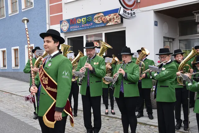 Der Maibaum im Markt Pabneukirchen wird von der Feuerwehr Pabneukirchen aufgestellt. | Foto: Robert Zinterhof