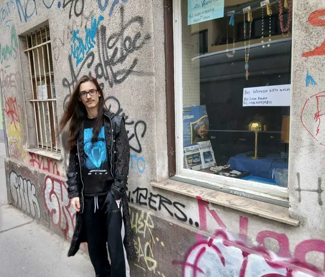 Im Schaufenster in der Zieglergasse 46 verkauft der 16-jährige Leon Binder seit rund drei Monaten persönliche Gegenstände aus seinem Zimmer. | Foto: z.V.g.