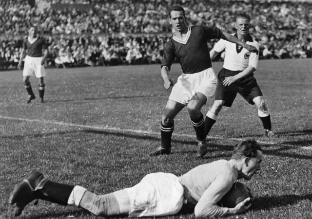 So (Spieler in der Mitte) sah das Trikot bei der WM 1930 aus. Hier beim 0:6 gegen Deutschland. | Foto: APA-Images / Ullstein Bild
