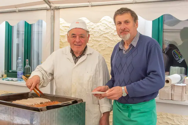 Im Grilleinsatz - Rudi Wipplinger und Erwin Brunner
