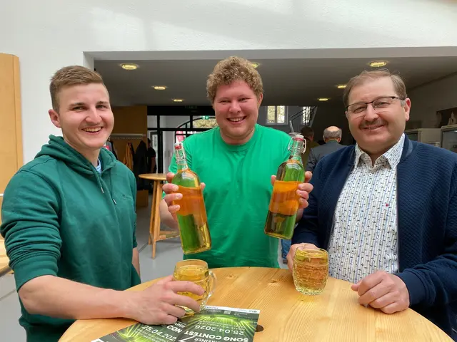 Prost: Landjugend-Leiter Thomas Wahlmüller, Max Männer und Fred Wahlmüller
