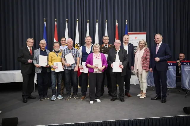 Die anwesenden Geehrten mit RK-Vizepräsident Günter Mayr (l.), Bezirksgeschäftsleiter Johannes Raab, Bezirksstellenleiterin Wilbirg Mitterlehner und Landeshauptmann Thomas Stelzer. | Foto: Land OÖ/Peter Mayr