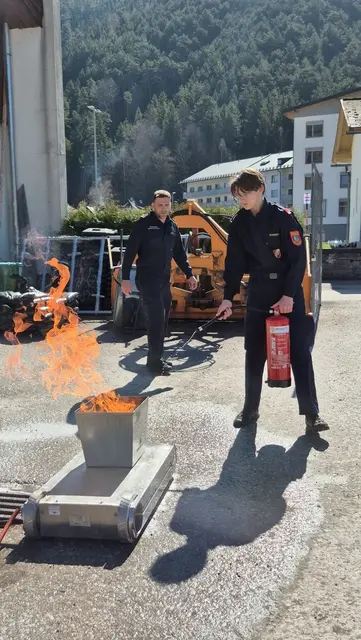 Die Jugendlichen bewiesen den richtigen Umgang mit Feuerlöschern. | Foto: BFKDO Wr.Neustadt, FF Gutenstein