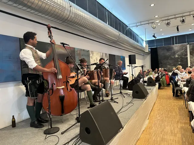 Gstanzlfrühschoppen sorgt für beste Stimmung im Ostarrichi-Kulturhof