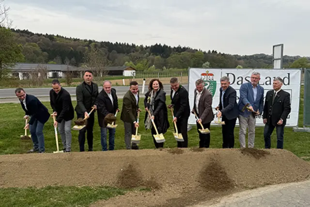 Spatenstich an der L 211 u. a. mit Verkehrslandesrätin Claudia Holzer (M.), Baubezirksleiter Markus Pongratz (3. v. l.) und Bürgermeister Gerhard Meixner (5. v. r.) | Foto: Land Steiermark