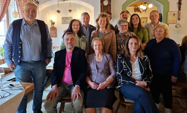 v.v.l. Johann Wagner, Alfred Rupp, Erika Rupp, Erika Rupp, Anna Rötzer
h.v.l. Elfriede Rupp, Vizebgm. Josef Landstetter, Bgm. Gerlinde Schwarz, Gertraud Haunschmid, Simon, Mathias und Sabrina Rupp, Hubert Reiter | Foto: Marktgemeinde Leiben