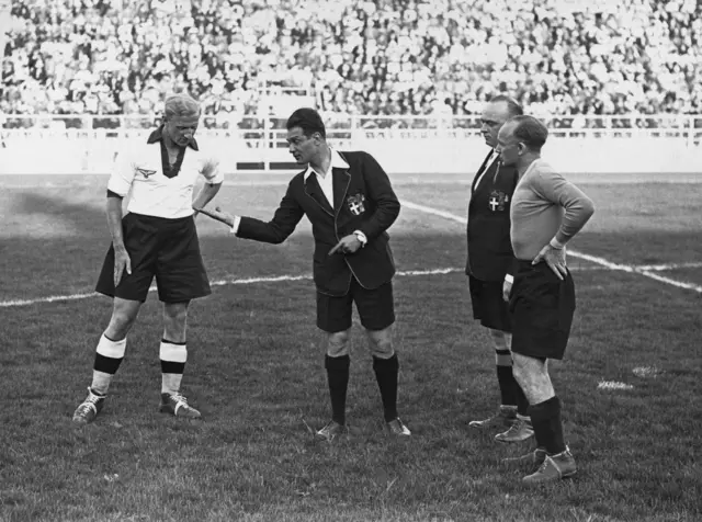 WM 1934: Spiel um Platz 3 zwischen Österreich und Deutschland (2:3). Münzwurf vor dem Anstoß. Schiedsrichter Albino Carraro mit dem deutschen Kapitän Fritz Szepan und dem österreichischen Kapitän Hans Horvath. | Foto: APA-Images / brandstaetter images / Austrian Archives