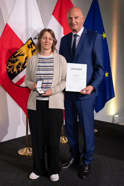 Monika Pichler von der önj Unterkagerer wurden von Jugendlandesrat Christian Dörfel mit dem Ehrenzeichen „Verdienste um die önj Jugend“ ausgezeichnet.   | Foto: Land Oberösterreich