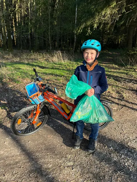 Über 50 Freiwillige befreien Straßen, Wiesen und Wälder von Müll