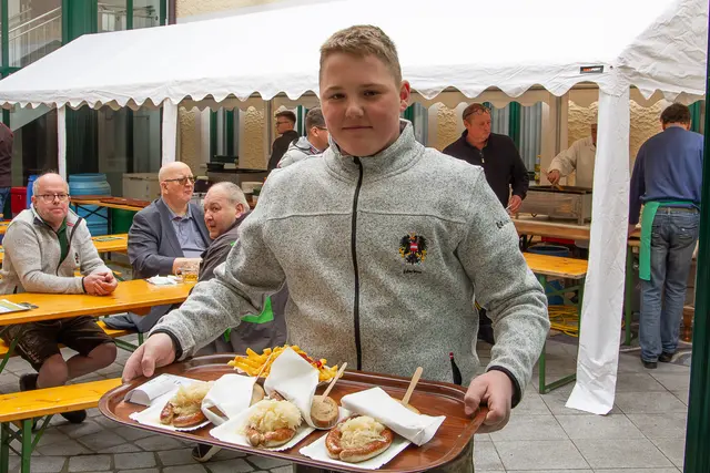 Nico Eder als Kellner unterwegs