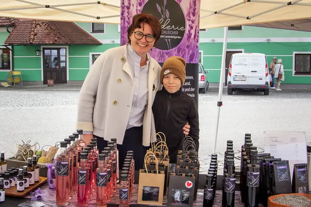 1. Samareiner Genussmarkt - Genuss aus dem Lavendelgarten - Felderie - Jutta Schleicher mit Sohn