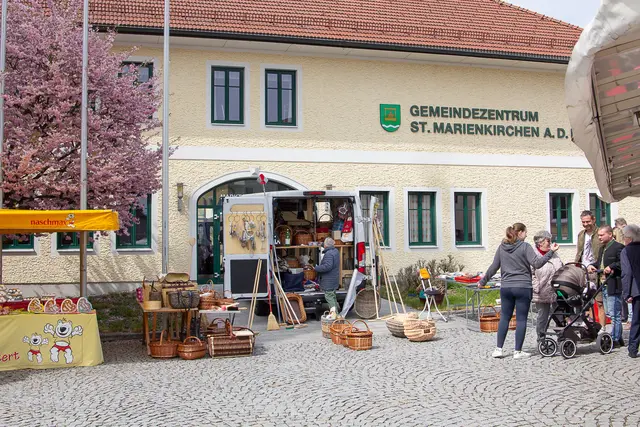 der traditioneller Kirtag am Marktplatz und Kirchenplatz