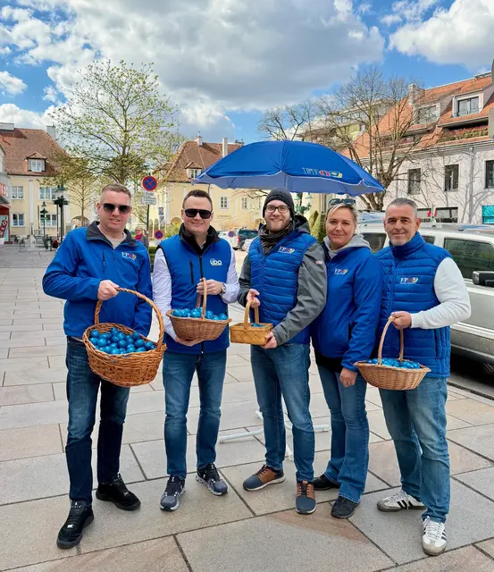 FPÖ Tulln verteilte 900 blaue Ostereier am Hauptplatz
