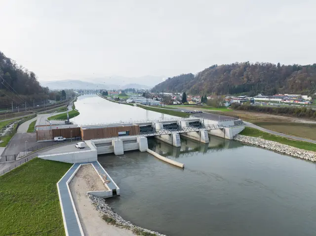 Steiermark: Das Murkraftwerk in Gratkorn ist das modernste Wasserkraftwerk der Steiermark und liefert den Strombedarf von 15.000 Haushalten. In der Steiermark betreibt der Verbund mit 192 Mitarbeitern insgesamt 43 Wasserkraftwerke  (davon 36 Laufkraftwerke und sieben Speicherkraftwerke) mit 590 Megawatt installierter Leistung und einer Jahreserzeugung von 2.687,8 Gigawattstunden. Dazu kommen das Gaskraftwerk Mellach (1.094 Megawatt) und drei Photovoltaik-Anlagen mit vier Megawatt Peak Lesitung und 4 Gigawattstunden Jahreserzeugung. | Foto: Verbund