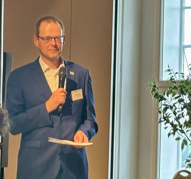Moderator Christian Berger führte zweisprachig durch den Nachmittag.  | Foto: MeinBezirk/Birgit Bachhofner