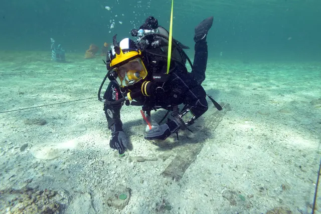 Forschungstaucher des Kuratoriums Pfahlbauten bei taucharchäologischen Untersuchungen des Unesco-Welterbes Pfahlbauten im Attersee. | Foto: Kuratorium Pfahlbauten/Pohl