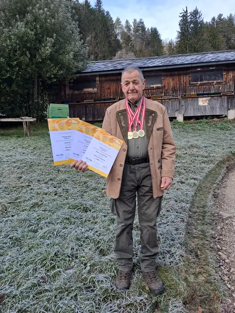 Anton Steinauer – der frischgebackene 70er – bei der Prämierung seiner hochwertigen Honige. | Foto: IV Opponitz