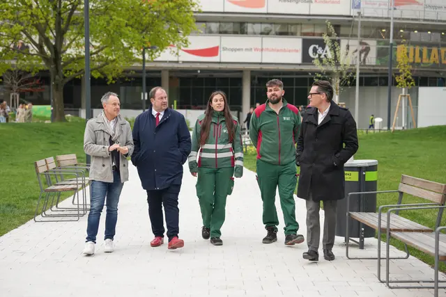 Auch der MA-42 Leiter Karl Hawliczek (l.) machte sich ein Bild von der neuen Parkanlage.  | Foto: Kaja Jerabek/MeinBezirk