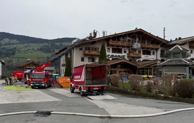 Einsatzkräfte der Feuerwehr mussten Teile des Daches öffnen, um an versteckte Glutnester zu gelangen. Der Schwelbrand breitete sich zuvor unbemerkt vom Erdgeschoss bis ins Dachgeschoss aus. | Foto: zoom.tirol