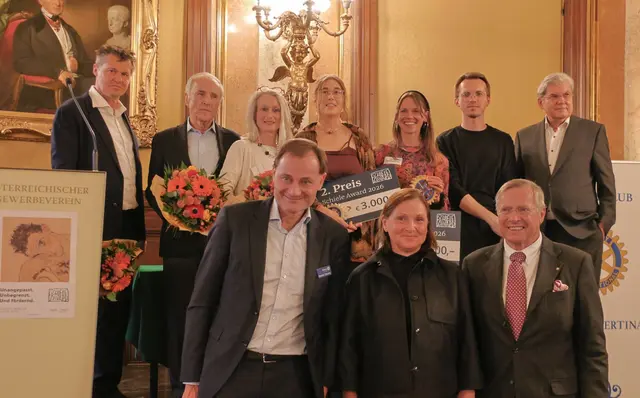 Hintere Reihe von links:
Fritz Schmidberger, Präsident Rotary Club Tulln, Mitglied der Jury
Edelbert KÖB, ehem. Direktor des mumok Wien, freischaffender Künstler und Kurator, Mitglied der Jury
Elke DOPPLER-WAGNER, Kunsthistorikerin, Mitglied der Jury
Lisa Grabner, Künstlerin. Preisträgerin 2. Preis 
Katrin Hinterholzer, Künstlerin. Preisträgerin 1. Preis 
Danila Travin, Künstler. Preisträger 2. Preis 
Otto Hans RESSLER, Kunstexperte für zeitgenössische Kunst, Ressler Kunst Auktionen und Auktionator, Mitglied der Jury

Vordere Reihe von links:
Martin Dlouhy, Sponsor 2. Preis
Antje Dost, Sponsorin 1. Preis 
Thomas Wimpissinger Sponsor 2. Preis  | Foto: Immobilien86 KG