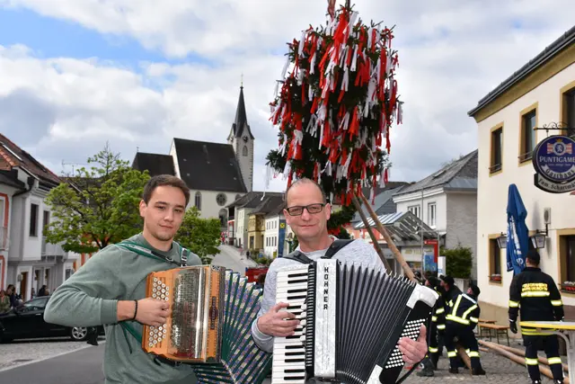  Der Maibaum im Markt Pabneukirchen wird von der Feuerwehr Pabneukirchen aufgestellt. | Foto: Robert Zinterhof