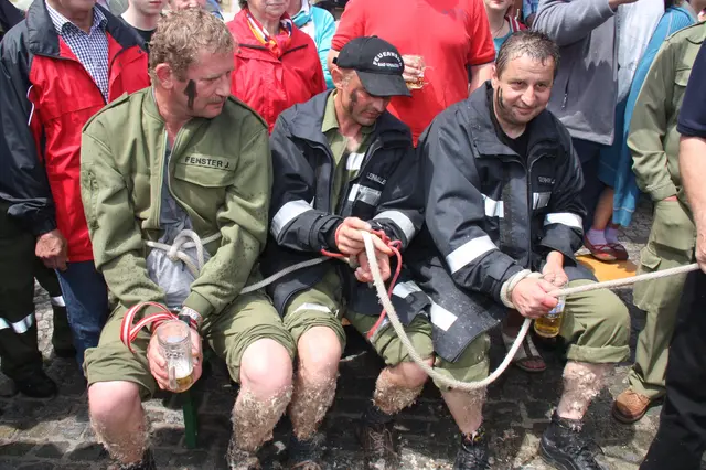 Der Maibaum im Markt Pabneukirchen wird von der Feuerwehr Pabneukirchen aufgestellt. Hier drei verurteilte Maibaumdiebe aus Bad Kreuzen.  | Foto: Robert Zinterhof