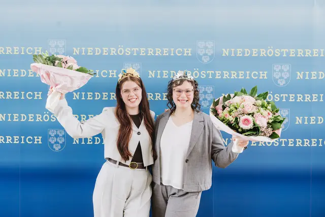 NÖ Weinkönigin Marie I. (Marie Huber/Bezirk Baden) &amp; NÖ Vizeweinkönigin Laura Neustifter (Bezirk Mistelbach) | Foto: LWmedia, Leonardo Ramirez