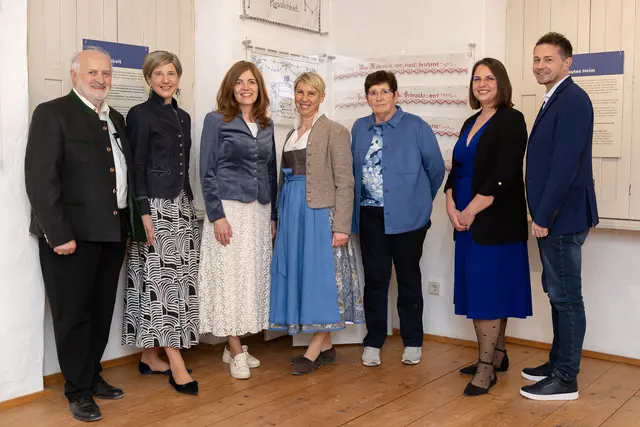 Die neue Ausstellung zeigt Wandschoner, bekannt als „Spruchdeckerl“, und andere Heimtextilien, die mit klischeehaften Bildern und Sprüchen vor allem zur Rolle der Frau um 1900 bestickt sind.  | Foto: Josef Schimmer