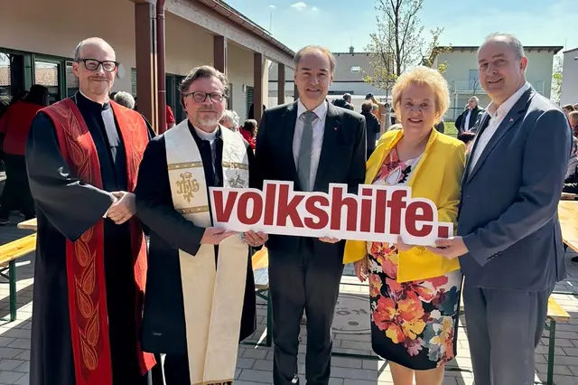 Landesrat Leonhard Schneemann, Volkshilfe-Burgenland-Präsidentin Verena Dunst und Deutsch Jahrndorfs Bürgermeister Gerhard Bachmann bei der Eröffnung des Pflegestützpunktes Deutsch Jahrndorf mit den beiden geistlichen vertretern.  | Foto: Büro LR Schneemann