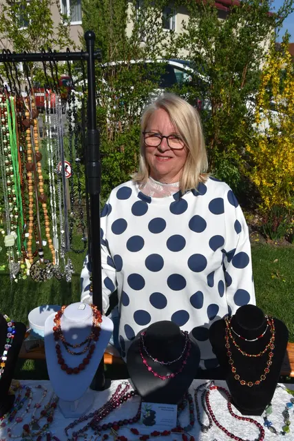 Gerlinde Smrcka aus Weitern stellt Schmuck her  | Foto: Michaela Müller