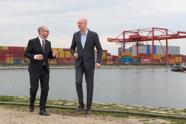 Heute präsentierten Bürgermeister Dietmar Prammer (li.) und Finanz- und Wirtschaftsstadtrat Thomas Gegenhuber (beide SPÖ) die freiwillige Konzernbilanz der Unternehmensgruppe Linz für 2024. | Foto: Stadt Linz