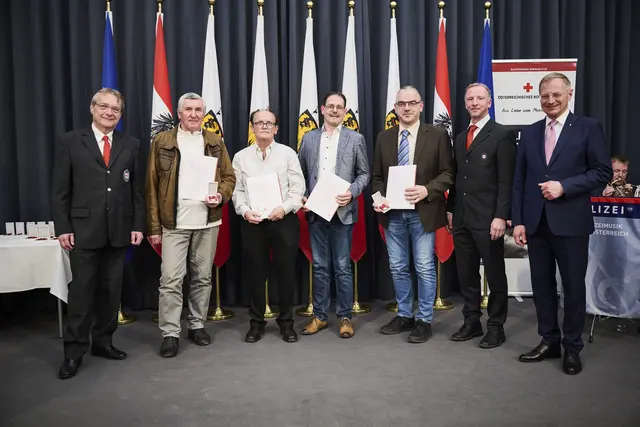 Im Rahmen einer feierlichen Ehrung im Landhaus in Linz wurden besonders engagierte Blutspender für ihre langjährige Unterstützung ausgezeichnet. | Foto: Peter C. Mayr