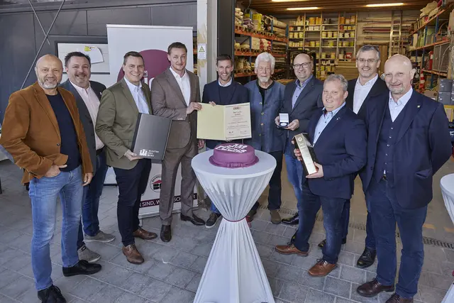 Christian Graf (4.v.l.), Martin Fuchs (5.v.l.) und Franz Fuchs (5.v.r) freuten sich über die Glückwünsche vieler Gratulanten aus Politik, Wirtschaft und Verwaltung. | Foto: Caro Strasnik