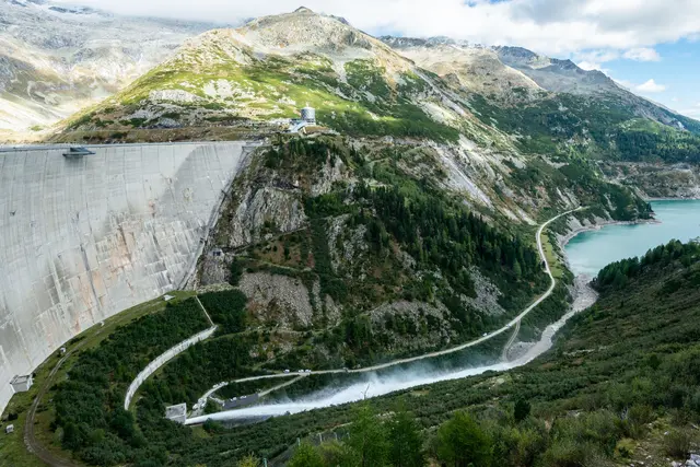 Kärnten: Nach umfangreicher Modernisierung und Erweiterung verfügen die Pumpspeicherkraftwerke rund um den Kölnbreinspeicher über eine Turbinenleistung von mehr als 1.500 Megawatt und können damit auf Knopfdruck die Leistung von sechs Donaukraftwerken ins Netz speisen.
In Kärnten betreibt der Verbund mit 287 Mitarbeitern insgesamt 21 Wasserkraftwerke, davon 12 Lauftkraftwerke und neun (Pump-)Speicherkraftwerke mit einer installierten Leistung von 2.144 Megawatt und einer Jahreserzeugung von 3.684 Gigawattstunden. Dazu kommt eine Photovoltaik-Anlage mit 1,3 Megawatt Peak Leistung und einer Jahreserzeugung von 1,6 Gigawattstunden.
 | Foto: Verbund