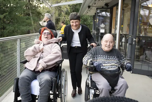 Kristin Vavtar (Geschäftsführerin des slw, Bildmitte) mit den beiden slw-Klient:innen Hansjörg Huber und Iris Maschler. | Foto: Seraphiner Stiftung / Berger