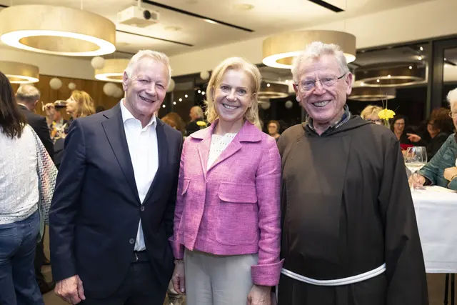 (v. l.): Helmut Krieghofer (Vorstandsvorsitzender der Seraphiner Stiftung), Gabriele Neumair (Vorständin der Seraphiner Stiftung) und Bruder Erich Geir (Gründungsvater der Stiftung). | Foto: Seraphiner Stiftung / Berger