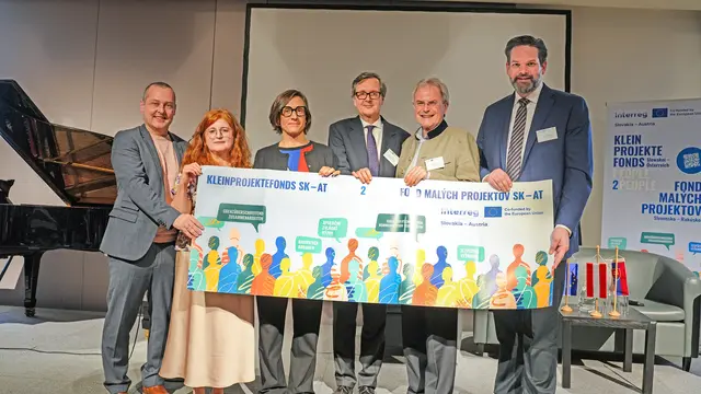 Johannes Wischenbart (NÖ.Regional), Sylvia Hysek (NÖ.Regional-Leitung Interreg), Gaëlle Doléans (Europäische Kommission), Johannes Wimmer (Österr. Botschafter in der Slowakei), Karl Wilfing (Präs. NÖ Landtag, ÖVP), Lukas Mandl (MEP und Vorsitzender des regionalen Lenkungsausschusses, ÖVP) | Foto: NÖ.Regional