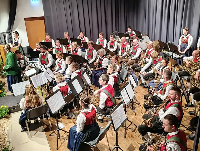 Die Musikkapelle Polling präsentierte einen Abend voller österreichischer Klänge - Von Walzer bis Schlager und Chansons.  | Foto: MK Polling