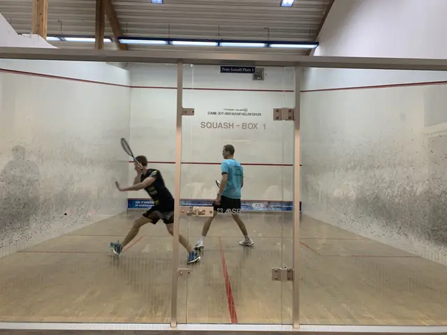 D​as Bild zeig​t Paul Mairinger vom Team EMTOÖ in seinem Match gegen Marcus Greslehner. | Foto: Squashclub Mondsee