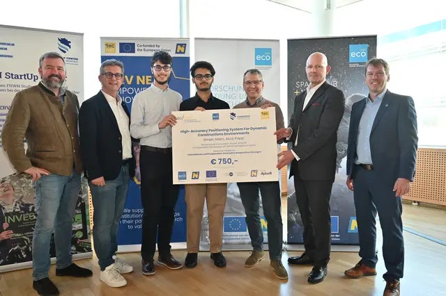 Kategorie: Innovationen und Kooperation: innovative kooperative Lösungen
v.l. Axel Schneeberger (GF FHWN), GR Wolfgang Horvath, Akos Papp (HTL WN), Itmam Alam (HTL WN), Michael Stifter (HTL WN), Claus Zeppelzauer (ecoplus Prokurist), Rainer Gotsbacher (ecoplus Technopolmanager) | Foto: Sonja Pohl