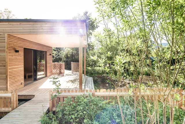 [Anzeige] Feldgrill feiert Jubiläum, setzt auf nachhaltige Holzhäuser im Bezirk Weiz