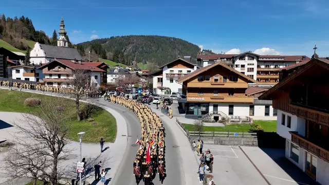 Begleitet von der Musikkapelle Oberau marschierten die Jugendlichen gemeinsam durch das Dorfzentrum und präsentierten sich der Bevölkerung. | Foto: Toni Silberberger