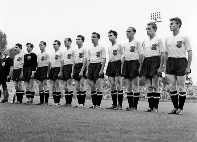 Die österreichische Mannschaft vor dem Achtelfinale gegen Schottland bei der WM 1954. V. l.: Ocwirk, Schmied, Happel, R. Körner, Barschandt, Probst, Wagner, Koller, A. Körner, Stojaspal und Hanappi.  | Foto: APA-Images / Keystone / STR