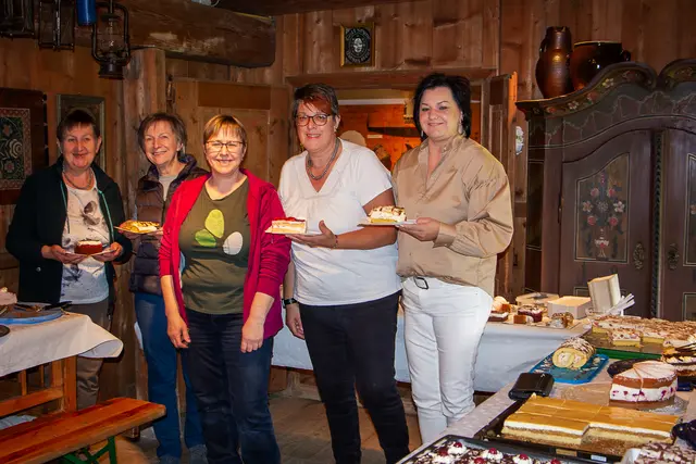 Im Mostmuseum verwöhnte der Verschönerungsverein die Besucher mit Mehlspeisen und Kaffee