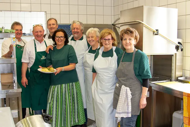das Küchenteam mit viel Begeisterung im Einsatz