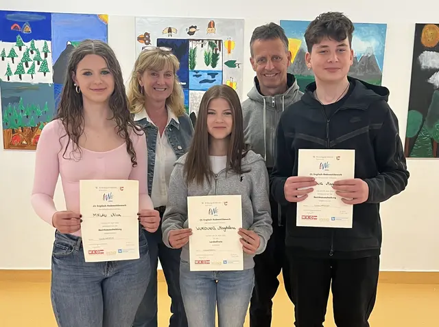 Mittelschule Kühnsdorf: Nina Miklau, Direktorin Erika Knellwolf, Magdalena Wukounig, Lehrer Michael Mistelbauer, Patrick Popa (von links)

Magdalena Wukounig (3.v.l.) fährt aufgrund ihrer besonderen Leistung zum Landesfinale nach Klagenfurt. | Foto: Schulverbund MS Kühnsdorf/Eberndorf