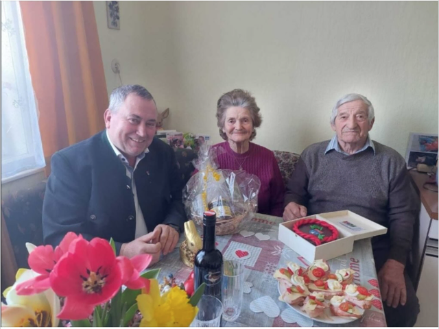 Eiserne Hochzeit: Bernhard Karnthaler gratuliert Eleonora und Bruno Dachler. | Foto: Marktgemeinde Lanzenkirchen